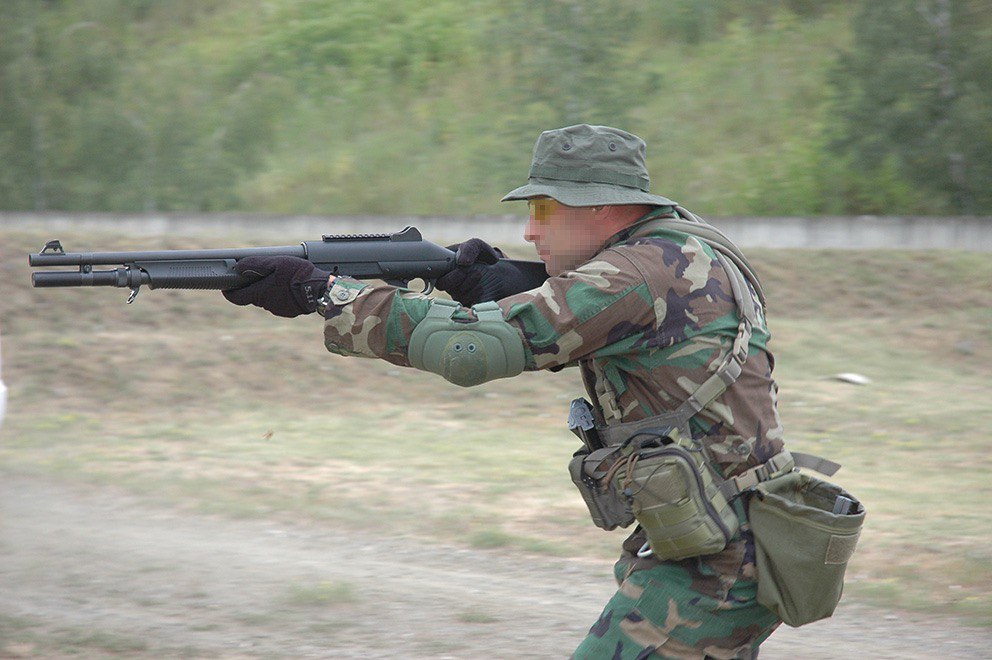 Muškarac puca iz puške sačmarice