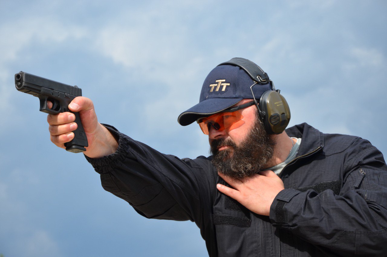 Muškarac puca iz pištolja