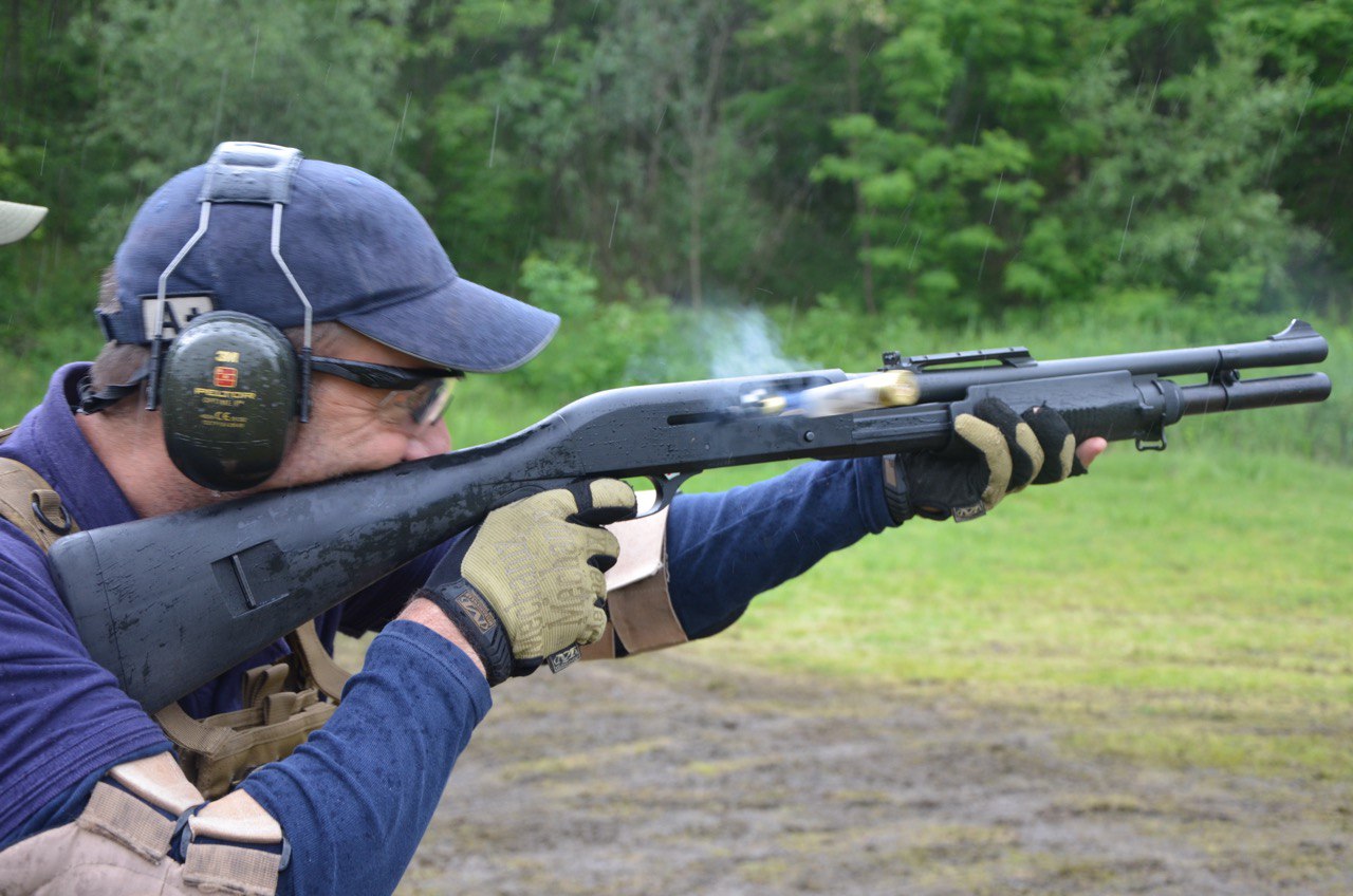 Muškarac puca iz sačmarice