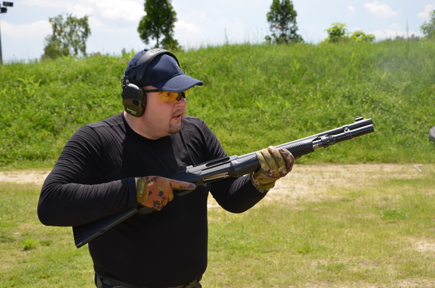 Muškarac drži pumparicu